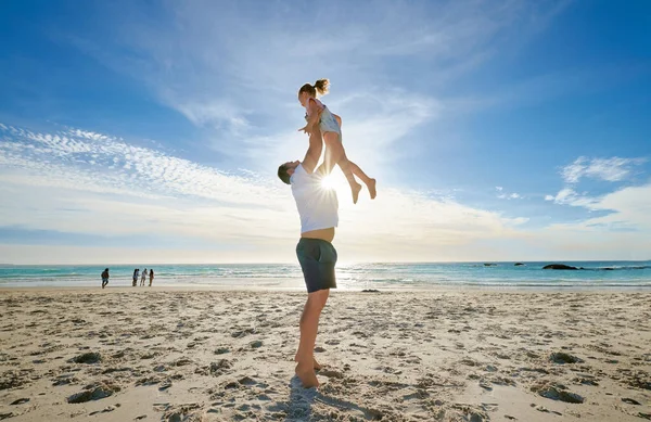 Father Lifting Daughter Having Fun Beach Smiling Young Man Playing — Photo