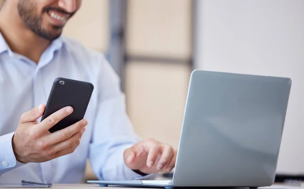 Großaufnahme Eines Geschäftsmannes Mit Smartphone Und Laptop Büro Mann Nutzt — Stockfoto