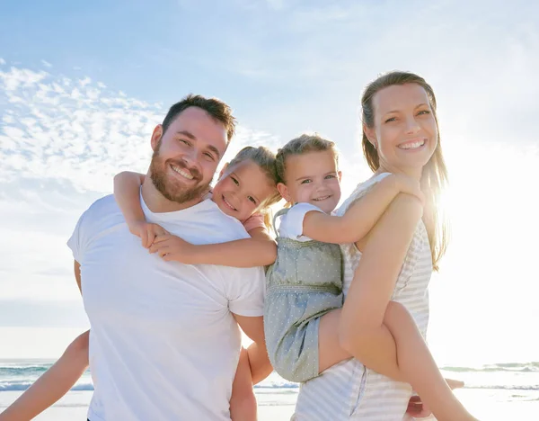 Šťastná Rodina Pláži Portrét Usmívajících Mladých Rodičů Dětmi Kteří Baví — Stock fotografie