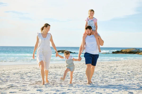 Счастливая Семья Гуляет Пляжу Улыбающиеся Молодые Родители Детьми Веселящимися Отпуске — стоковое фото