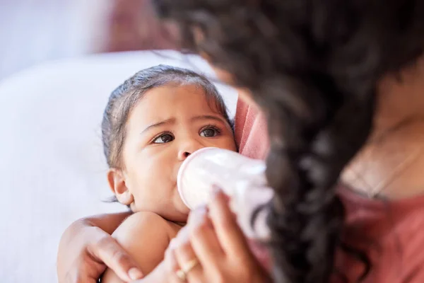 Spaanse Moeder Die Haar Dochtertje Een Flesje Melk Geeft Kleine — Stockfoto