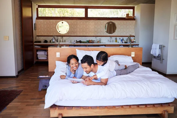 Uma Jovem Família Raça Mista Sorrindo Relaxando Cama Casa Usando — Fotografia de Stock