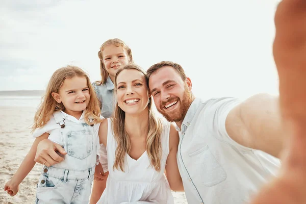 Cheerful Caucasian Family Taking Selfie Together Beach Handsome Man Looking — ストック写真