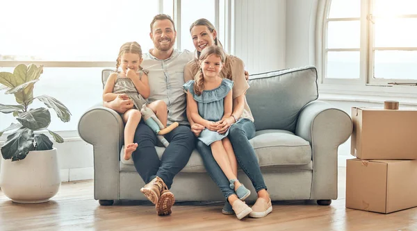 Portrait Smiling Young Caucasian Family Sitting Close Together Sofa Home — Foto de Stock