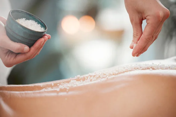 Shot Masseuse Pouring Exfoliating Salt Scrub Clients Back — Fotografia de Stock