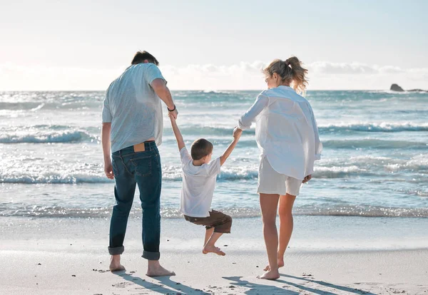 코카서스 가족들은 해변에서 즐거운 방학을 보내면서 시간을 보내고 사랑많은 부모는 — 스톡 사진