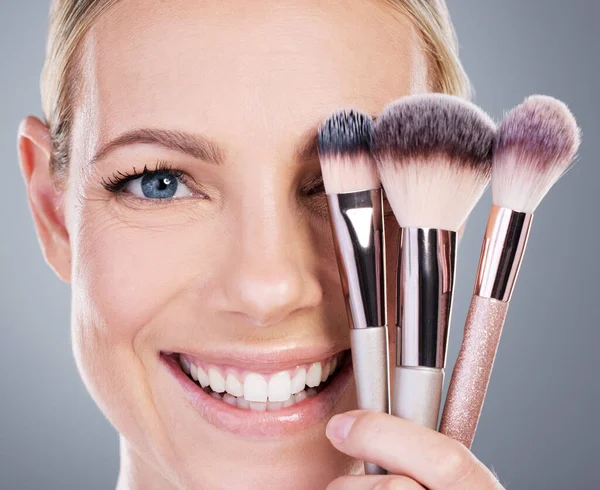 Studio Portrait Attractive Mature Woman Holding Collection Makeup Brushes Grey — ストック写真