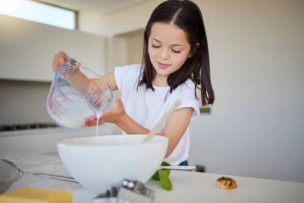Menina Feliz Cozinhando Casa Menina Inteligente Misturando Ingredientes Para Preparar — Fotografia de Stock