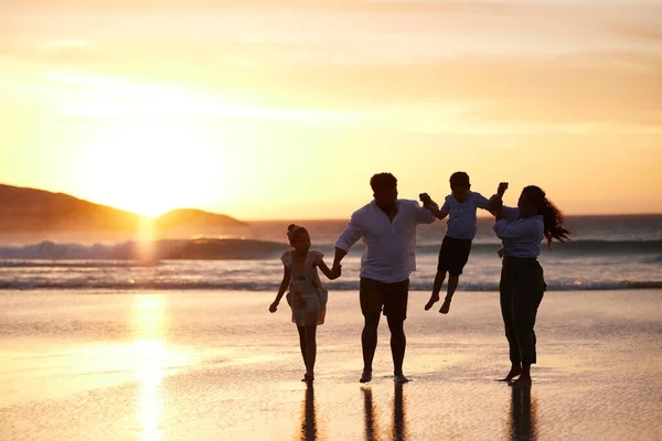 Shot Unrecognizable Family Bonding While Spending Day Beach Together — Foto de Stock