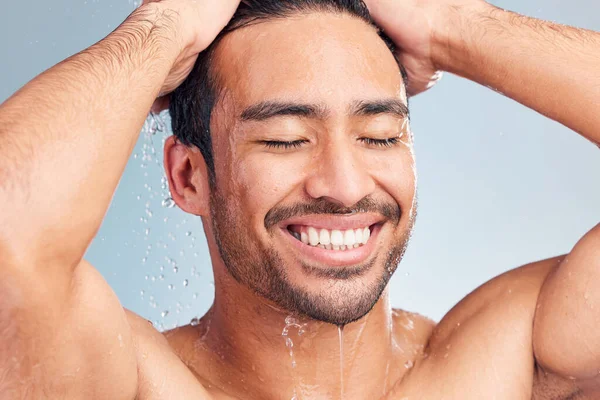 Glimlachende Gespierde Aziatische Man Die Alleen Een Studio Doucht Zijn — Stockfoto