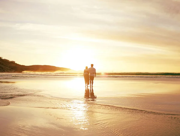 Affedilemez Bir Çiftin Sahilde Romantik Bir Yürüyüş Yaparken Çekilmiş Dikiz — Stok fotoğraf