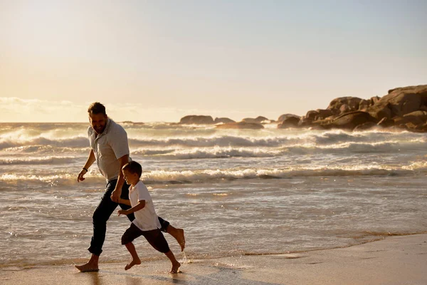 Single Dad Playing Son Beach Day Caucasian Single Father Bonding — Stock fotografie