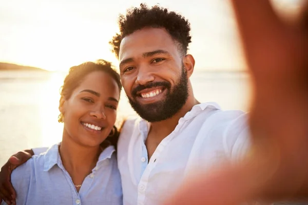 Tiro Casal Tirando Uma Selfie Praia Juntos — Fotografia de Stock