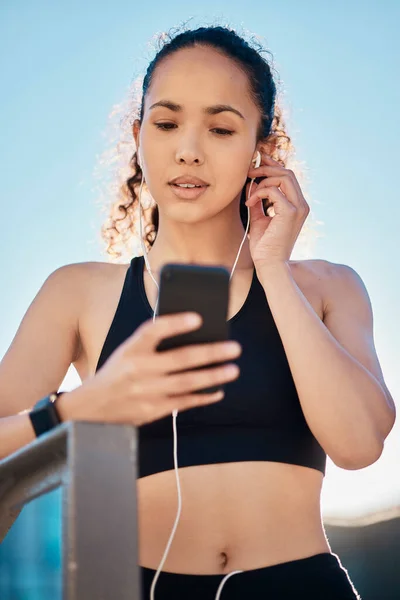Cropped Shot Attractive Young Female Athlete Listening Music While Out — Stock Photo, Image