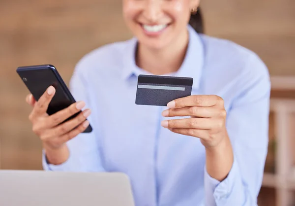 Unrecognizable Mixed Race Businesswoman Smiling While Using Phone Credit Card — Foto Stock