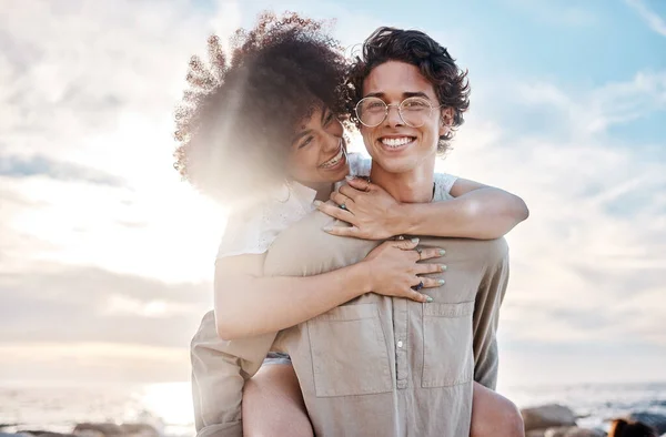 Portrait Young Mixed Race Couple Enjoying Day Beach Looking Happy — Fotografie, imagine de stoc