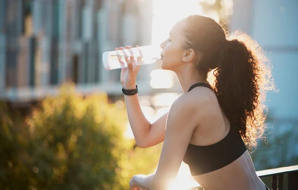 Gehakt Schot Van Een Aantrekkelijke Jonge Vrouwelijke Atleet Drinkwater Terwijl — Stockfoto