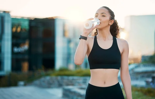 Cropped Shot Attractive Young Female Athlete Drinking Water While Out — 스톡 사진