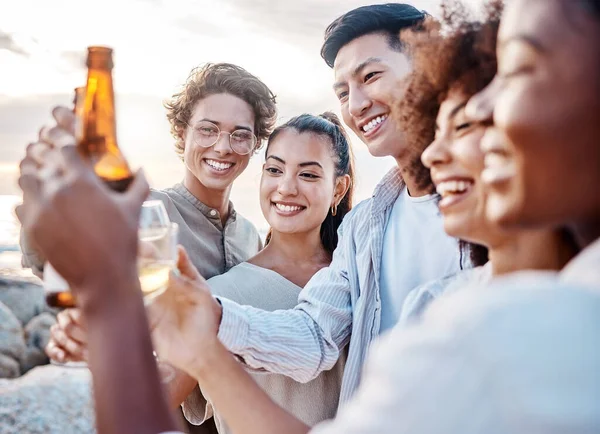 Group Friends Enjoying Time Together Celebrating Some Alcoholic Drinks Beach — Fotografia de Stock