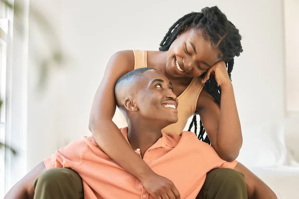 Jovens Felizes Despreocupados Alegres Afro Americanos Casal Ligação Desfrutar Tempo — Fotografia de Stock