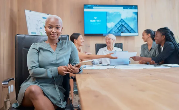 Confident Powerful African American Businesswoman Meeting Her Colleagues Holding Wireless — Foto Stock