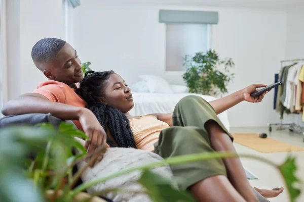 Jeune Couple Afro Américain Changer Chaîne Distance Regarder Télévision Ensemble — Photo