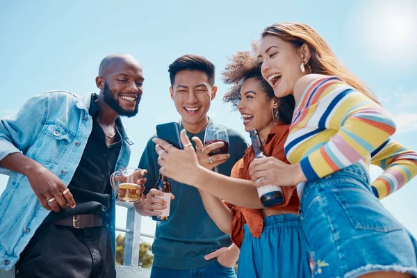 Group Diverse Young Cheerful Friends Standing Together Using Cellphone Selfies — Fotografia de Stock