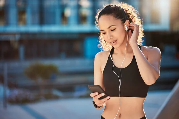 Cropped Shot Attractive Young Female Athlete Listening Music While Out — Stock Photo, Image
