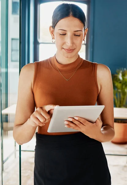 Cropped Shot Attractive Young Businesswoman Using Tablet While Standing Office — Fotografia de Stock