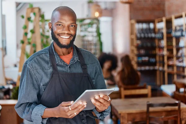 Young African American Businessman Working Retail Store Using Digital Tablet — Fotografia de Stock
