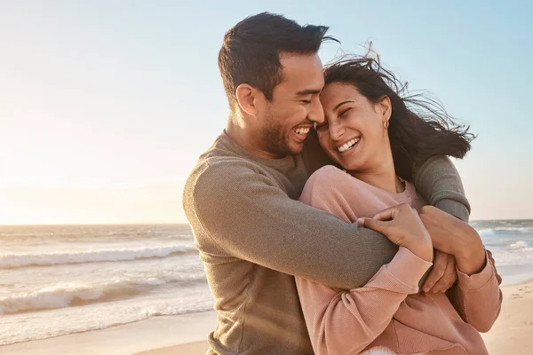 Unga Olika Biracial Par Som Har Roligt Stranden Tillsammans — Stockfoto