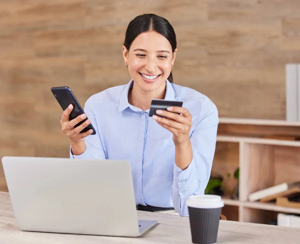 Güzel Melez Bir Genç Kadın Yerinde Otururken Telefonunu Laptopunu Kullanarak — Stok fotoğraf