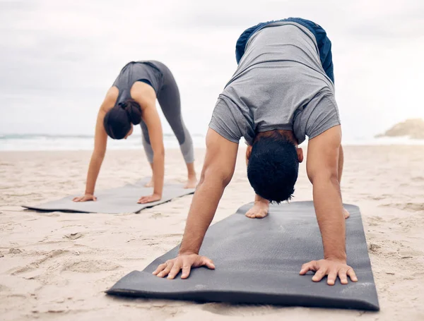 Shot Sporty Young Couple Doing Downward Facing Dog Pose While — Stok fotoğraf