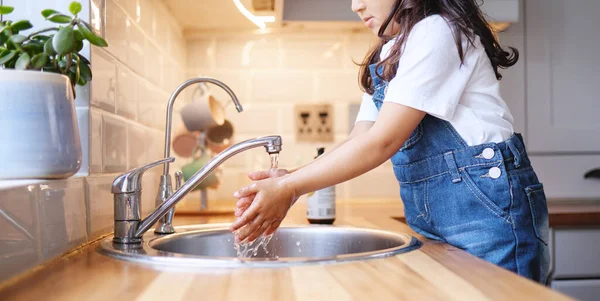 Tiro Uma Menina Lavando Mãos — Fotografia de Stock