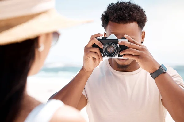 Aufnahme Eines Jungen Mannes Der Seine Freundin Strand Fotografiert — Stockfoto