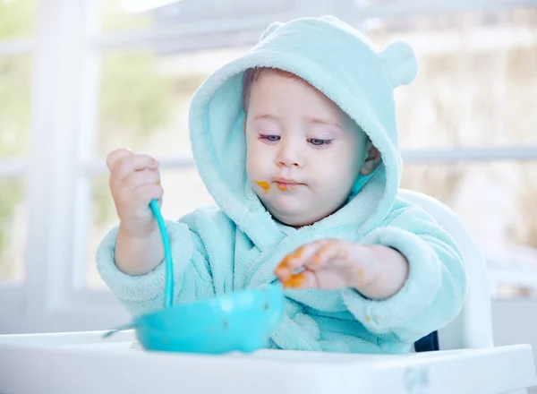 Tiro Menino Adorável Comendo Sua Comida — Fotografia de Stock