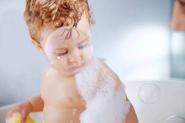 Toma Adorable Niño Tomando Baño Casa —  Fotos de Stock