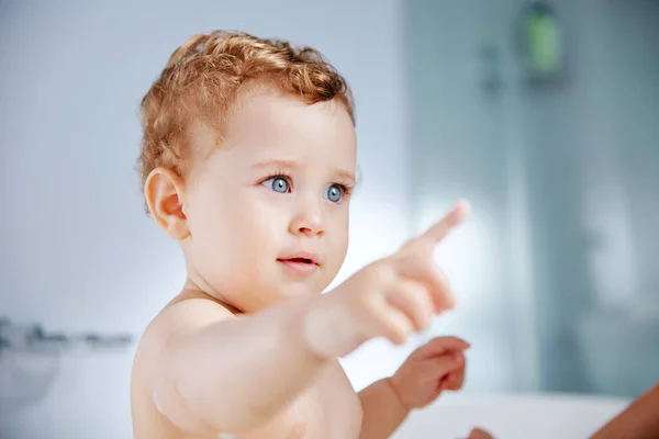 拍到一个可爱的男婴在家里洗澡 — 图库照片