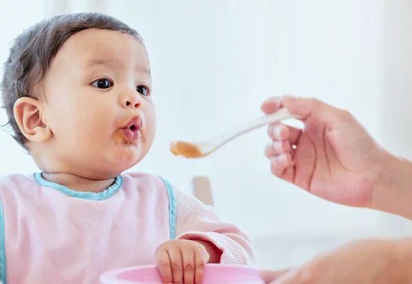 Tiro Uma Mulher Irreconhecível Alimentando Sua Menina Casa — Fotografia de Stock