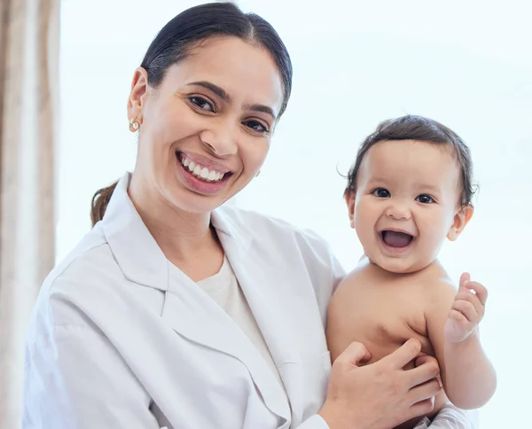 Shot Paediatrician Examining Baby Clinic — 스톡 사진