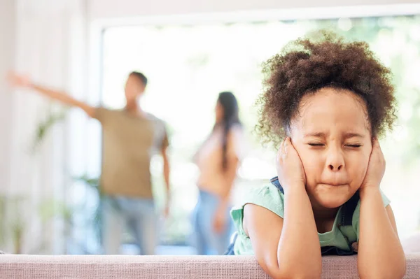 Shot Little Girl Covering Her Ears While Her Parents Argue — Stock Photo, Image