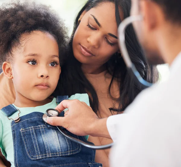 Shot Little Girl Sitting Her Mothers Lap While Being Examined — ストック写真