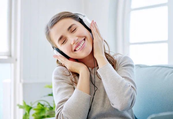 Przycięte Ujęcie Atrakcyjnej Młodej Kobiety Słuchającej Muzyki Relaksującej Się Kanapie — Zdjęcie stockowe