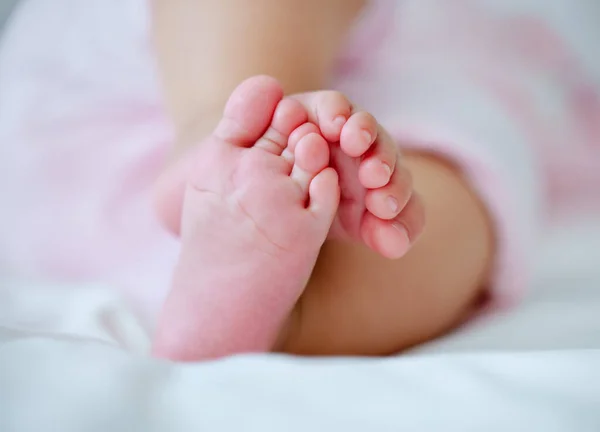 睡觉时给小宝宝的脚拍了张照片 — 图库照片