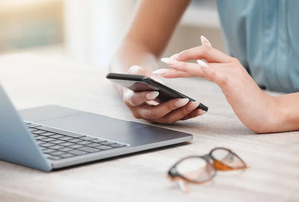 Closeup Females Hands Using Smartphone While Sitting Her Desk Business — Foto Stock