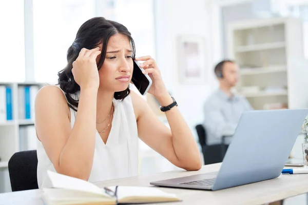 Shot Young Businesswoman Looking Stressed Out While Talking Cellphone Office — Zdjęcie stockowe