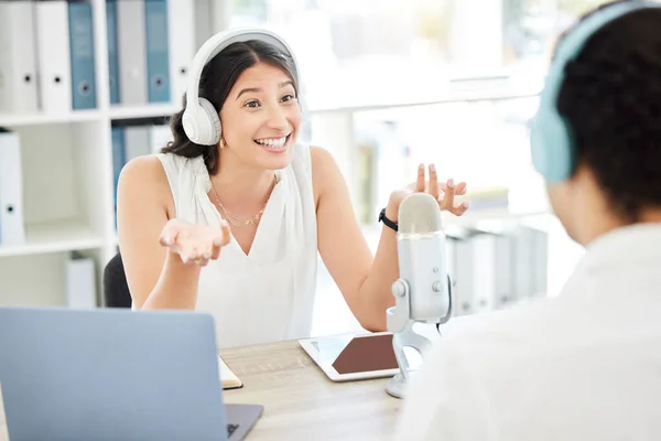 Shot Young Woman Doing Broadcast Man Office —  Fotos de Stock