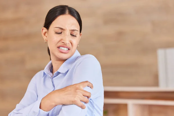 One Young Mixed Race Businesswoman Suffering Sore Shoulder Arm While —  Fotos de Stock