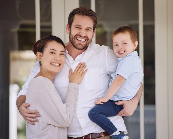 Tiro Uma Família Juntos Alpendre Casa — Fotografia de Stock