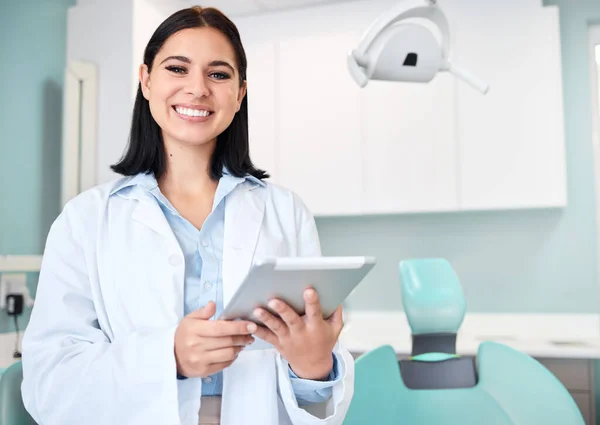 Young Female Caucasian Dentist Wearing Labcoat Smiling While Using Digital — Foto Stock